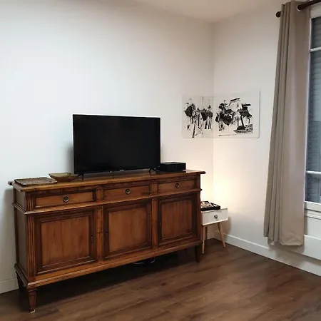 Charming & Practical Near Paris Apartamento