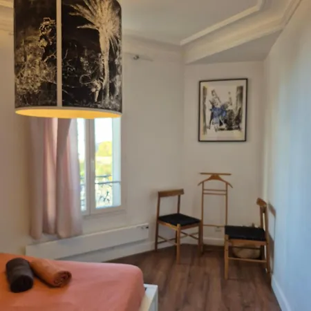 Charming & Practical Near Paris Apartamento Gentilly